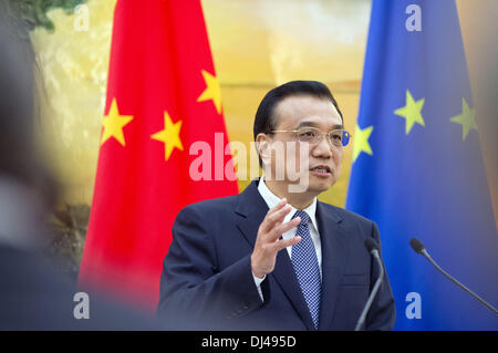 Peking, China. November 2013. Der chinesische Premierminister Li Keqiang spricht und zeigt sich bei einer Pressekonferenz in der Großen Halle des Volkes in Peking auf dem 16. EU-China-Gipfel. © Olli Geibel Stockfoto