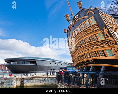 Mary Rose Museum und HMS Victory im historischen Hafen Portsmouth Portsmouth Hampshire England GB Europa Stockfoto