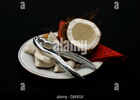 Offene Kokosnuss und Stücke auf einer Platte angezeigt Stockfoto