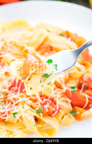 Fettuccine mit Tomaten Stockfoto