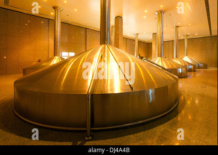 Radeberg, Deutschland. 19. November 2013. Historischen Kupferkessel im Süden Gebäude in der Radeberger Export Bierbrauerei in Radeberg, Deutschland, 19. November 2013. Foto: SEBASTIAN KAHNERT/Dpa/Alamy Live News Stockfoto