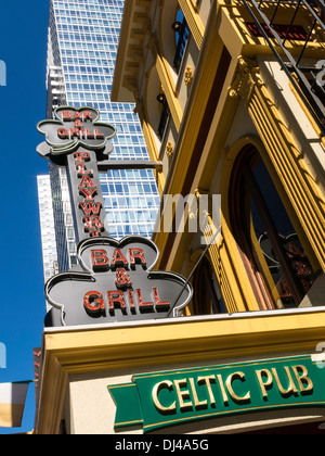 Fassaden- und Beschilderung, Dramatiker Celtic Pub, Bar und Grill, Times Square, New York, USA Stockfoto