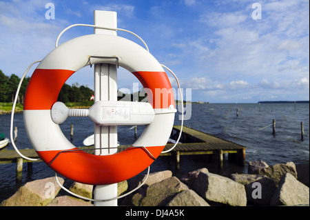 Rettungsring an einem Mast Stockfoto