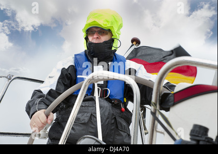 Skipper an der Spitze seiner yacht Stockfoto