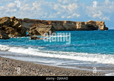 Imposante Sandsteinfelsen am Geropotamos Strand mit Panoramablick auf das Mittelmeer Region Rethymno, Kreta, Griechenland. Stockfoto