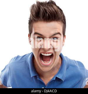 Zorniger junger Mann sucht geradlinig und schrie Stockfoto