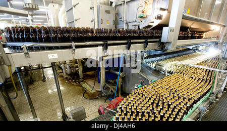 Radeberg, Deutschland. 19. November 2013. Die Abfüllung in der Radeberger Export Bierbrauerei in Radeberg, Deutschland, 19. November 2013. Foto: SEBASTIAN KAHNERT/Dpa/Alamy Live News Stockfoto