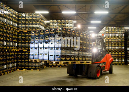 Radeberg, Deutschland. 19. November 2013. Ein Stapler stapelt Kisten Bier im Lager in der Abfüllerei in der Radeberger Export Bierbrauerei in Radeberg, Deutschland, 19. November 2013. Foto: SEBASTIAN KAHNERT/Dpa/Alamy Live News Stockfoto