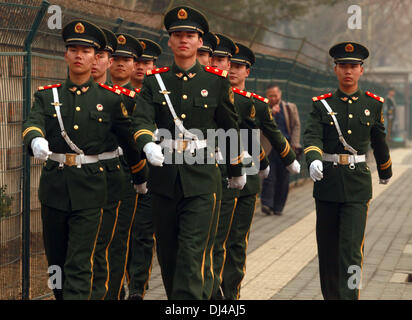 Peking, China. 22. März 2013. Chinesische Volksbefreiungsarmee (PLA) Soldaten marschieren durch das Gebiet der nordkoreanischen Botschaft in Peking am 22. März 2013. China ist bereit, den Dialog zwischen Nord- und Südkorea, da die Stabilität auf der koreanischen Halbinsel ist auch im besten Interesse Chinas, sagte Präsident Xi Jinping seinem südkoreanischen Amtskollegen. Beijing ist Nordkoreas einziger diplomatische und wirtschaftliche Verbündeter, aber durch Pjöngjangs kriegerische Handlungen und Bedrohungen für die USA und Südkorea haben die Beziehungen angespannt wurde. Stephen Shaver/ZUMAPRESS.com/Alamy © Live-Nachrichten Stockfoto