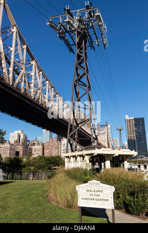 Das Visitor Center Zeichen an der Tram-Station auf Roosevelt Island, wo die Ed Koch Queensboro Brücke überquert den East River, NYC Stockfoto