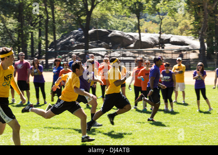 Wettlauf, Mitarbeiter im Team Farbe T-Shirts, Betriebsausflug "Team Building" Tag, Central Park, New York, USA Stockfoto