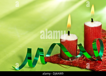 Stillleben mit roten Kerzen und grünem Hintergrund Stockfoto