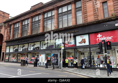 Dieses Geschäft ist dauerhaft geschlossen. Das Kaufhaus Watt Brothers Glasgow liegt in der Hope Street im Stadtzentrum, Schottland, Großbritannien. Stockfoto