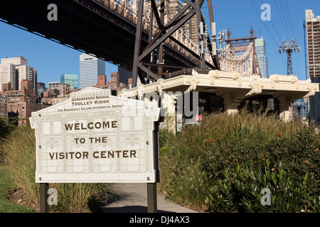 Das Visitor Center Zeichen an der Tram-Station auf Roosevelt Island, wo die Ed Koch Queensboro Brücke überquert den East River, NYC Stockfoto