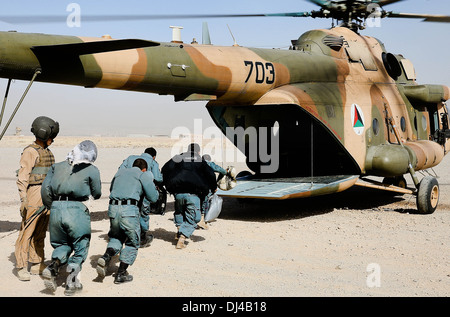 Afghanische Uniform Polizei rekrutiert Board einen afghanischen Luftwaffe Mi-17 Hubschrauber 23. Oktober 2013 in multinationalen Basis Tirin Kot, Provinz Uruzgan, Afghanistan. Stockfoto