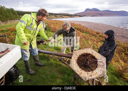 Hugh Piggott Wartungsarbeiten über seine hausgemachten Windkraftanlagen in Scoraig, in NW-Schottland, eines der am weitesten entfernten Gemeinden Stockfoto