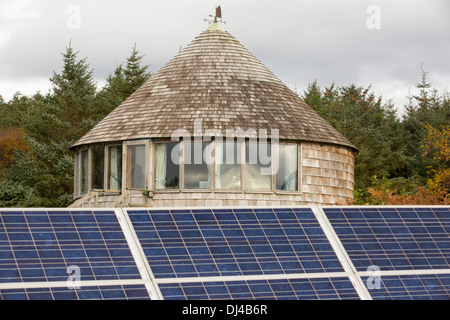 Ein Croft angetrieben durch Wind und solar in Scoraig, in NW-Schottland, eines der am weitesten entfernten Gemeinden auf Festland Großbritannien Stockfoto