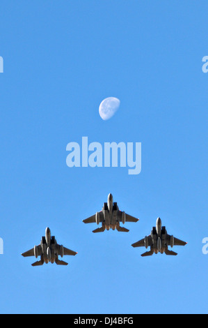 Das letzte drei US Air Force f-15 Eagle Kampfjet Flugzeug zugewiesen der 120. Kämpfer-Flügel von Montana Air National Guard machen einen letzten Flug über dem Flugplatz am 24. Oktober 2013 in Great Falls, Mt. Die Flugzeuge werden an der California Air National Guard übertragen. Stockfoto