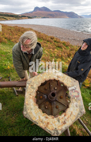 Hugh Piggott Wartungsarbeiten über seine hausgemachten Windkraftanlagen in Scoraig, in NW-Schottland, eines der am weitesten entfernten Gemeinden Stockfoto