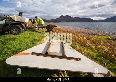 Hugh Piggott Wartungsarbeiten über seine hausgemachten Windkraftanlagen in Scoraig, in NW Schottland, eine Fernbedienung aus Netz, Community, UK Stockfoto