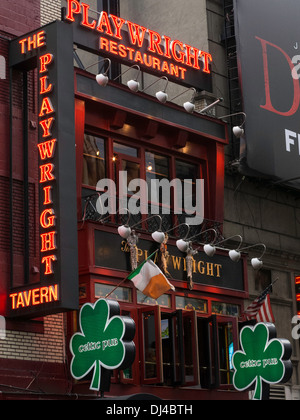Fassaden- und Beschilderung, Dramatiker Celtic Pub, Bar und Grill, Times Square, New York, USA Stockfoto