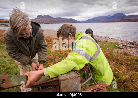 Hugh Piggott Wartungsarbeiten über seine hausgemachten Windkraftanlagen in Scoraig, in NW Schottland, eine Fernbedienung aus Netz, Community, UK Stockfoto