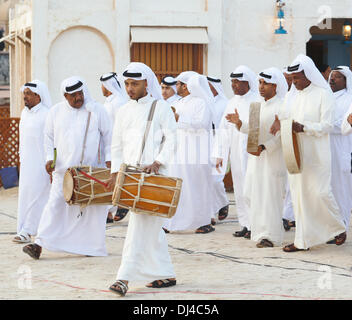 DOHA, Katar, 21 Nov., 2013:A Qatari folk Truppe führt traditionelle Trommeln und singen während des 3. traditionellen Dhow-Festivals im Kulturdorf Katara in der West Bay Area der katarischen Hauptstadt statt. Bildnachweis: Kunst, Reisen/Alamy Live-Nachrichten Stockfoto