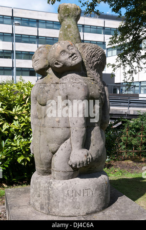 'Unity', eine Skulptur von Alec Peever 1994. The Esplanade, Rochdale, Greater Manchester, England, Großbritannien. Denkmal für die Rochdale Pioneers Stockfoto