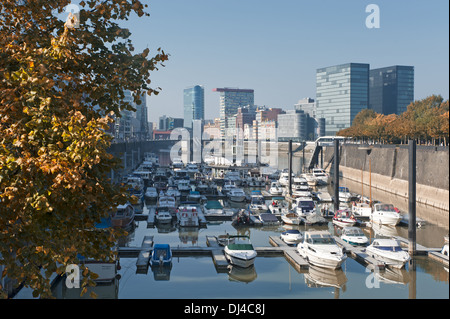 Herbst im Düsseldorfer Hafen Stadt Stockfoto