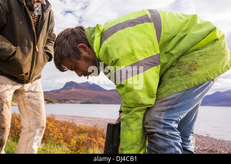 Hugh Piggott Wartungsarbeiten über seine hausgemachten Windkraftanlagen in Scoraig, in NW Schottland, eine Fernbedienung aus Netz, Community, UK Stockfoto