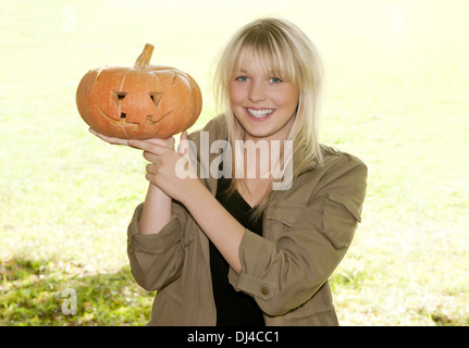 junge Frau mit Halloween-Kürbis Stockfoto