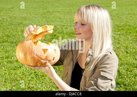 junge Frau mit Halloween-Kürbis Stockfoto