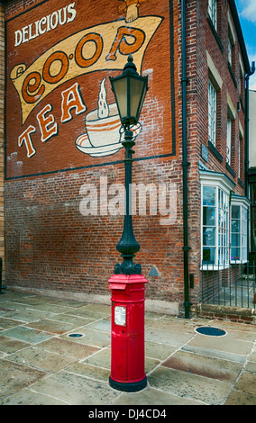 Kombinierte Straßenlaterne und Briefkasten am Rochdale Pioneers Co-op-Museum, Toad Lane, Rochdale, Greater Manchester, England, UK. Stockfoto