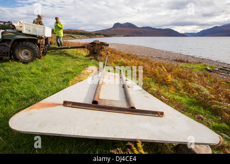 Hugh Piggott Wartungsarbeiten über seine hausgemachten Windkraftanlagen in Scoraig, in NW Schottland, eine Fernbedienung aus Netz, Community, UK Stockfoto