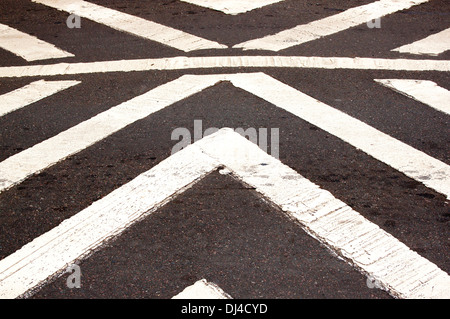 weiß lackiertes Fußgängerüberweg auf Asphalt Fahrbahn Stockfoto