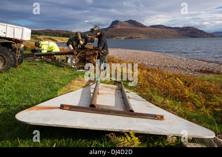 Hugh Piggott Wartungsarbeiten über seine hausgemachten Windkraftanlagen in Scoraig, in NW Schottland, eine Fernbedienung aus Netz, Community, UK Stockfoto