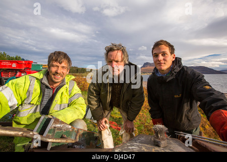 Hugh Piggott Wartungsarbeiten über seine hausgemachten Windkraftanlagen in Scoraig, in NW Schottland, eine Fernbedienung aus Netz, Community, UK Stockfoto