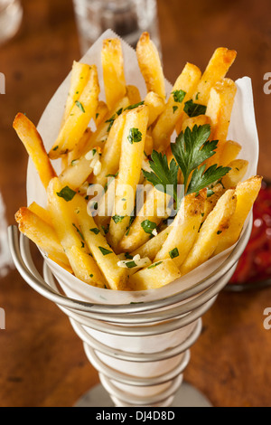 Knoblauch und Petersilie Pommes Frites mit Ketchup Stockfoto