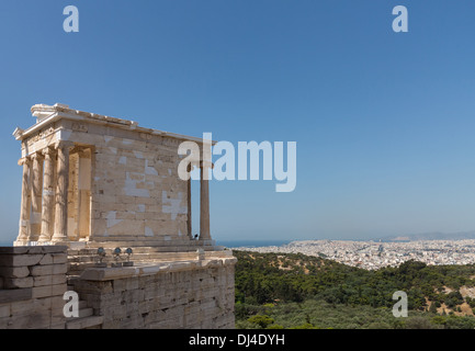 Der Tempel der Athena Nike auf der Akropolis, Athen, Griechenland mit dem antiken Griechenland Stadt hinter sich. Stockfoto