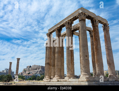 Das antike Griechenland - Der Tempel des Olympischen Zeus/Olympieion, Athen, Griechenland - mit der Akropolis hinter Stockfoto