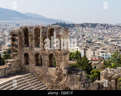 Das Odeon des Herodes Atticus Amphitheater von der Akropolis, Athen - mit den alten antiken Griechenland Stadt hinter Stockfoto