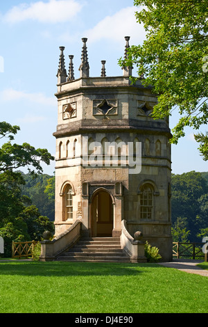 Eine Torheit auf dem Gelände der Zisterzienser Kloster Brunnen Abtei North Yorkshire England. Stockfoto