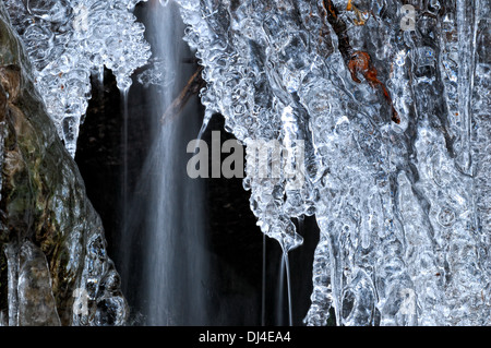 Kleinen Eiswand vor des Wassers Stockfoto