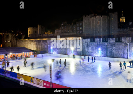 Menschen Sie, Eislaufen, der Tower of London, London, England Stockfoto