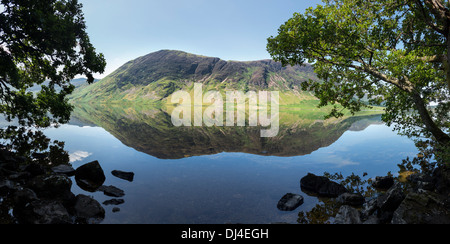 Lake District Landschaft mit Mellbreak fiel und Crummock Water, Lake District, Cumbria, Großbritannien - mit Reflexionen Stockfoto