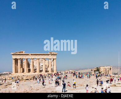 Akropolis, Athen, Griechenland - mit Massen von Touristen, die in der antiken Griechenland site Parthenon und das Erechtheion Stockfoto