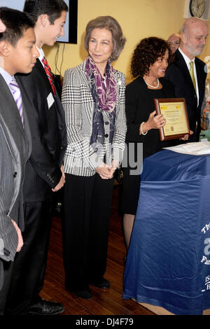 South Bronx, NY, USA. 20. November 2013. Ihre Majestät Königin Sofia von Spanien besucht Middle School South Bronx (MS-223) am 20. November 2013 in New York City. Bildnachweis: Dpa picture Alliance/Alamy Live News Stockfoto