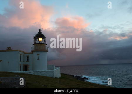 Regendusche bei Sonnenuntergang über Stoer Ppoint Leuchtturm in Assynt, North West Highlands, Schottland, Großbritannien. Stockfoto