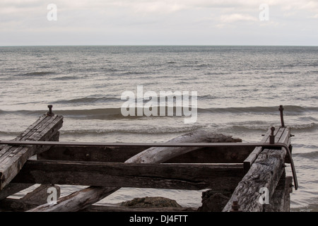 Blick auf Lake Huron von einem alten hölzernen Dock am Grand Bend Ontario gebrochen Stockfoto