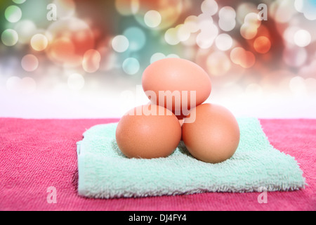 Die Bild-Eiern auf Red Bokeh Hintergrund. Stockfoto